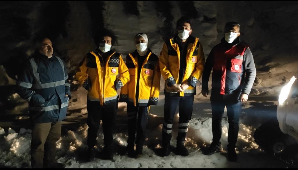 Hasta kurtarmaya giden 112 ekibi karda mahsur kaldı