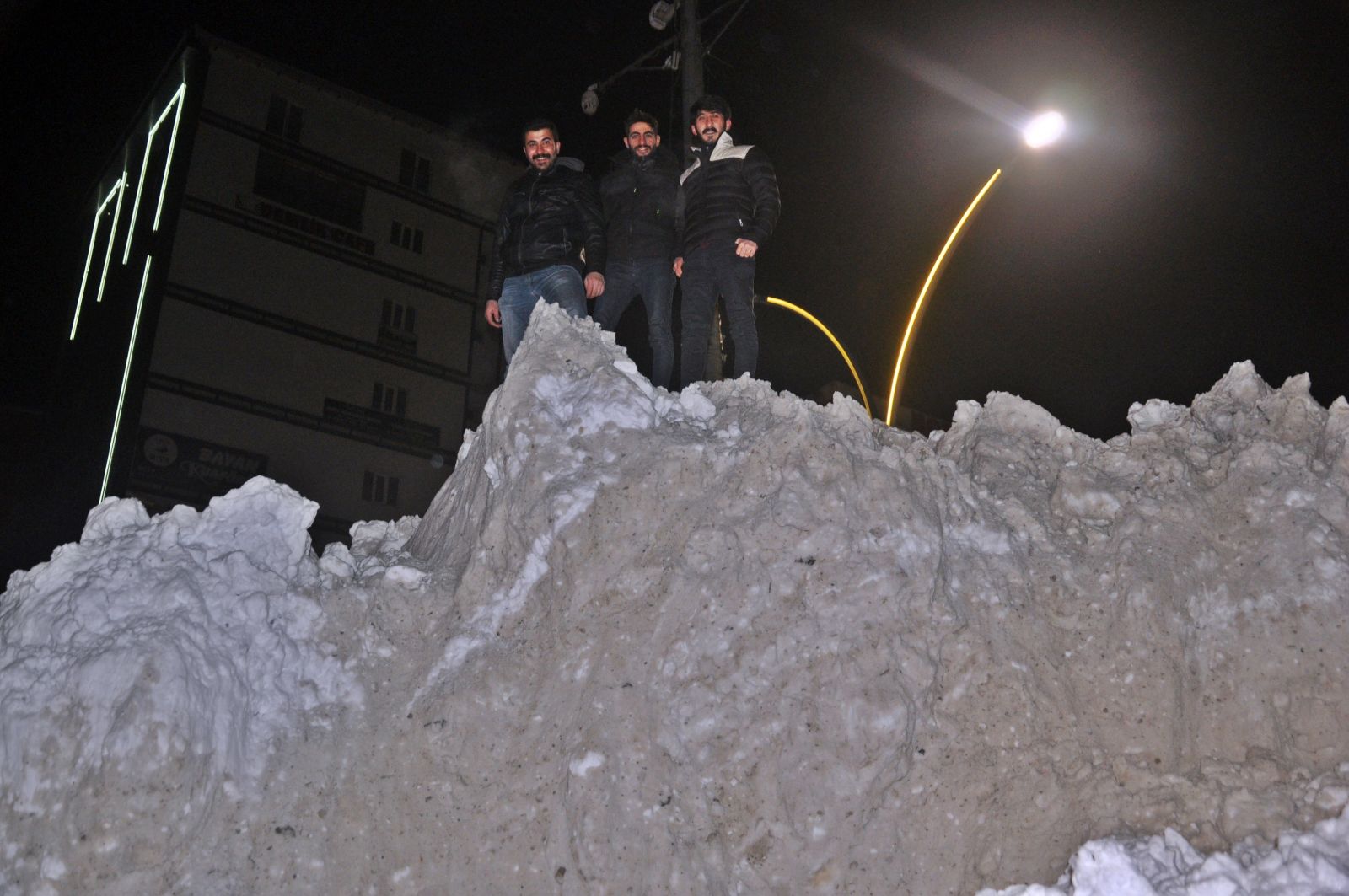 Yüksekova'da kar kalınlığı 1 metreyi geçti