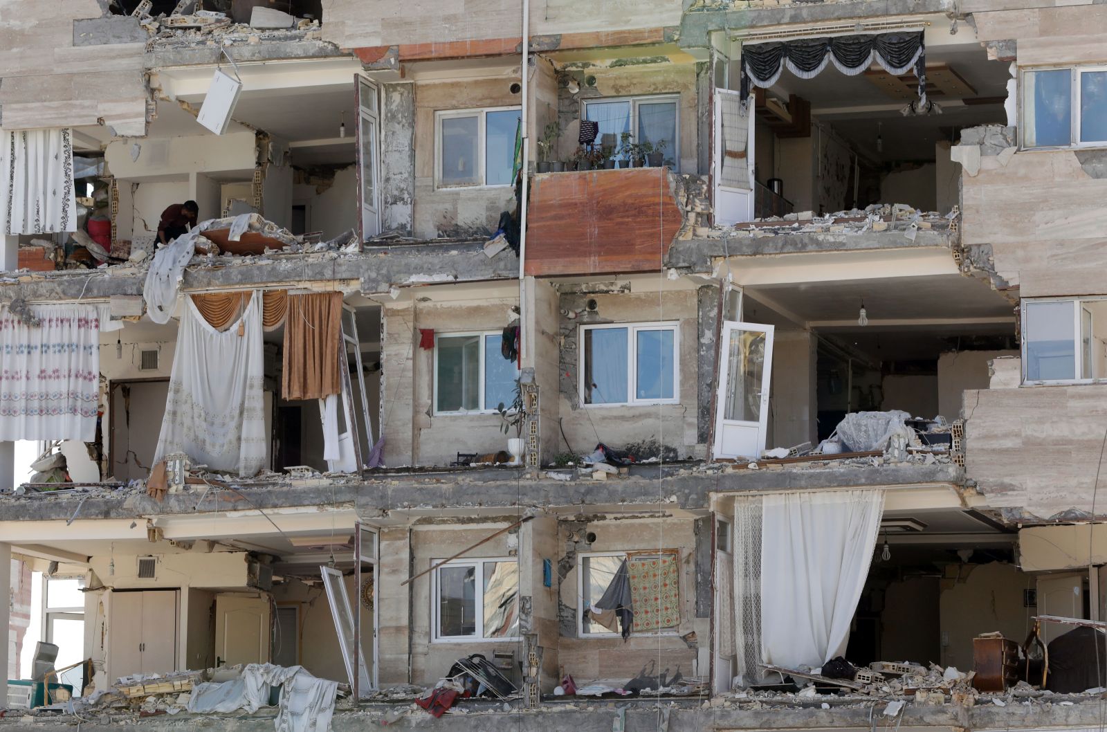 Irak-İran sınırında 7,3'lük deprem: Yüzlerce ölü var