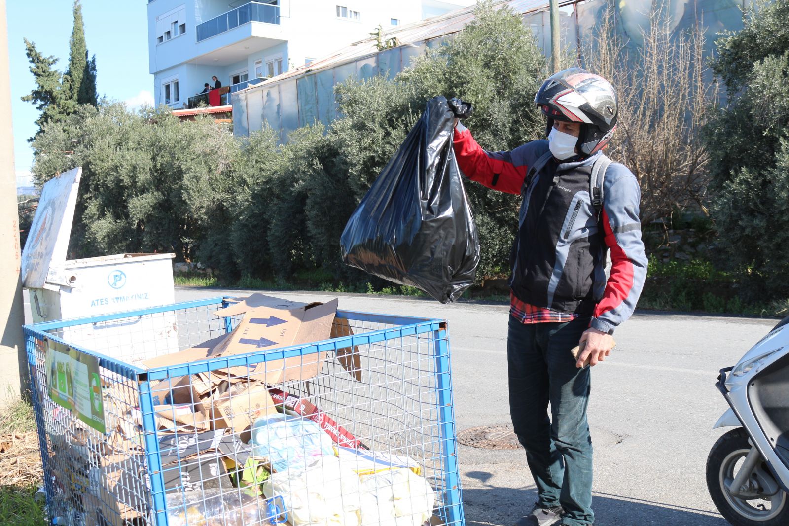 Sosyal medyanın en sıra dışı fenomeni takipçisini çöpten çıkartıyor
