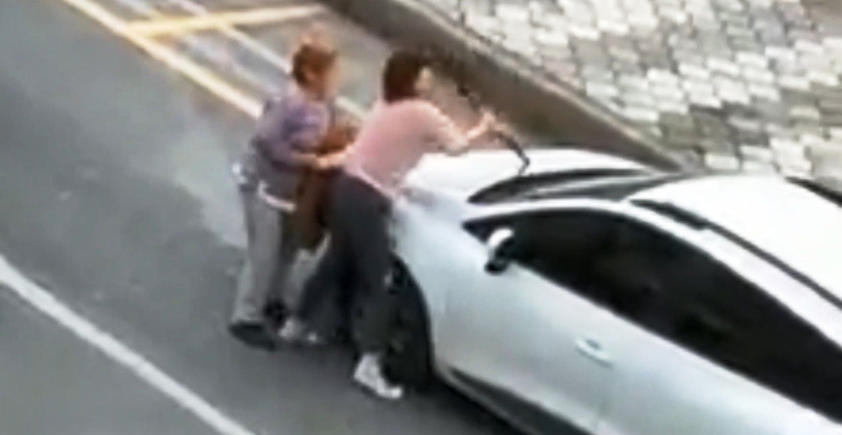 Genç kadın elinde bıçakla terör estirdi