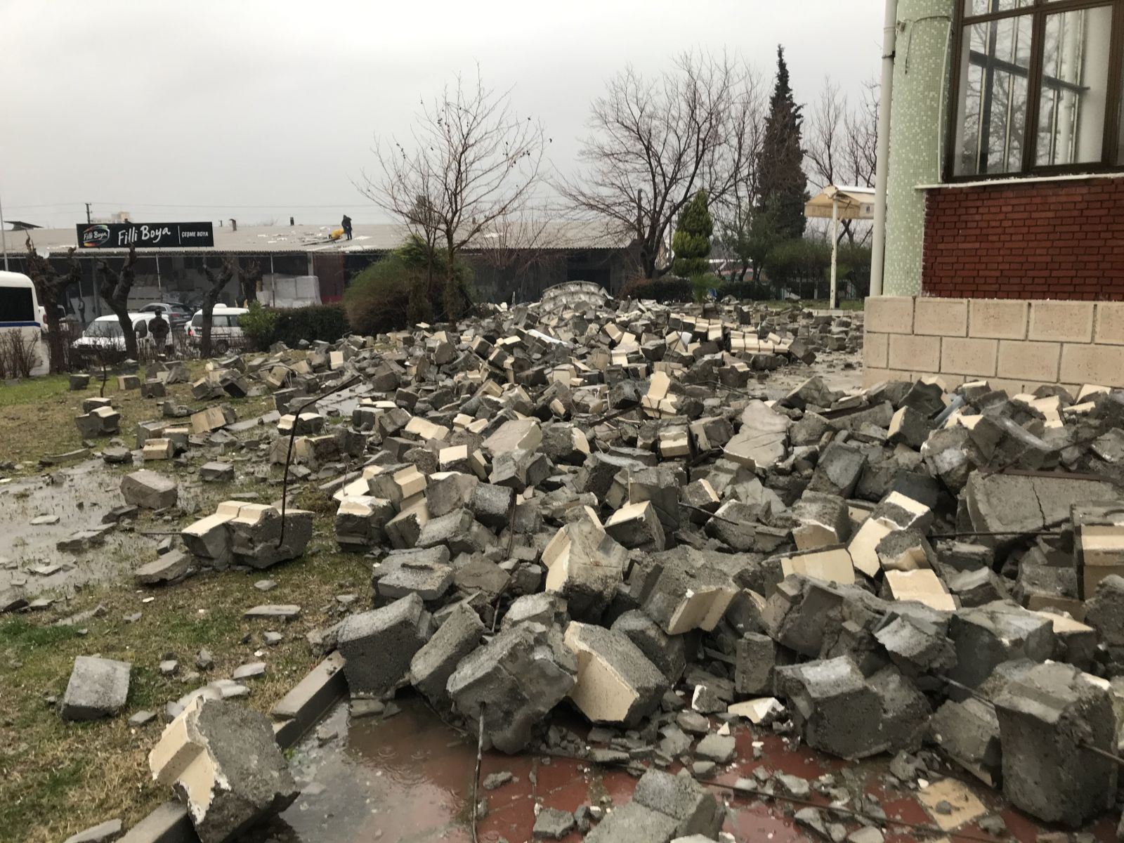 Manisa’da fırtına cami minaresini devirdi Manisa’da fırtına cami minaresini devirdi