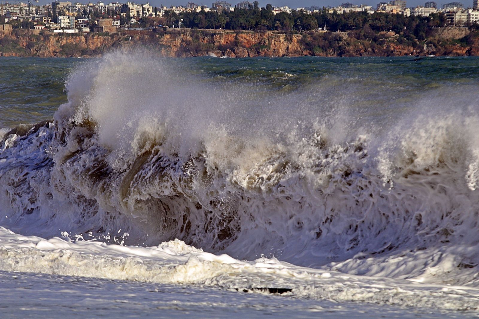 Antalya’da fırtına sonrası inanılmaz görüntüler