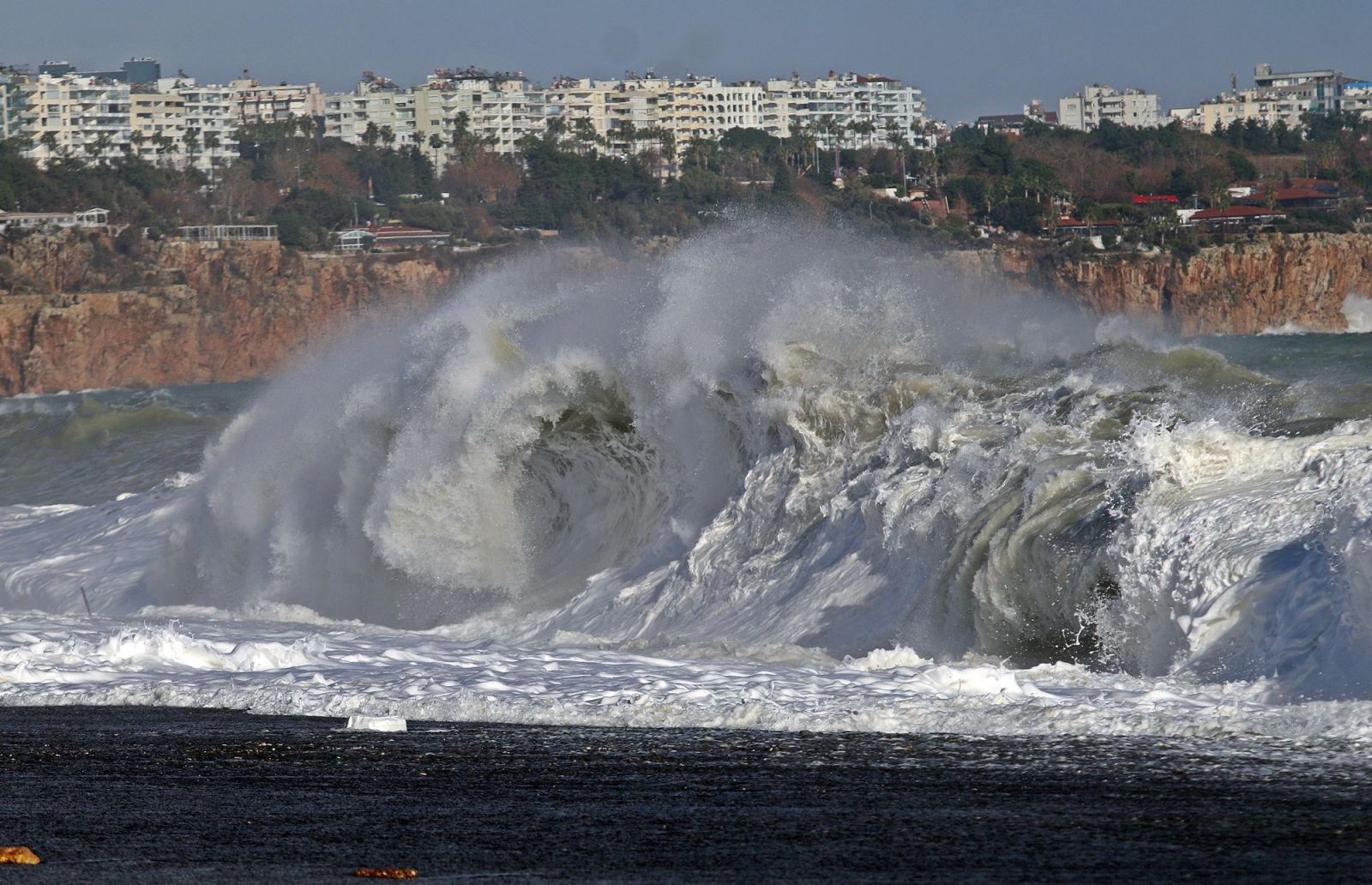 Antalya’da fırtına sonrası inanılmaz görüntüler