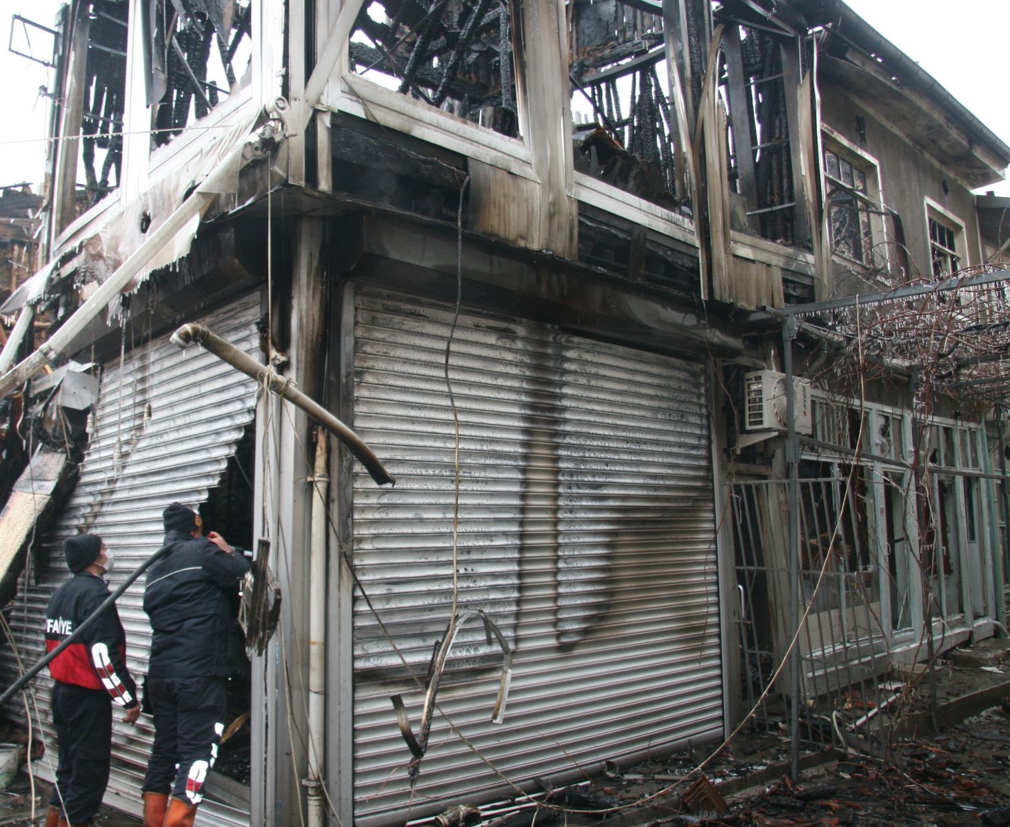 15 dükkânın yandığı olayda facianın boyutu gün ağardığında ortaya çıktı 15 dükkânın yandığı olayda facianın boyutu gün ağardığında ortaya çıktı