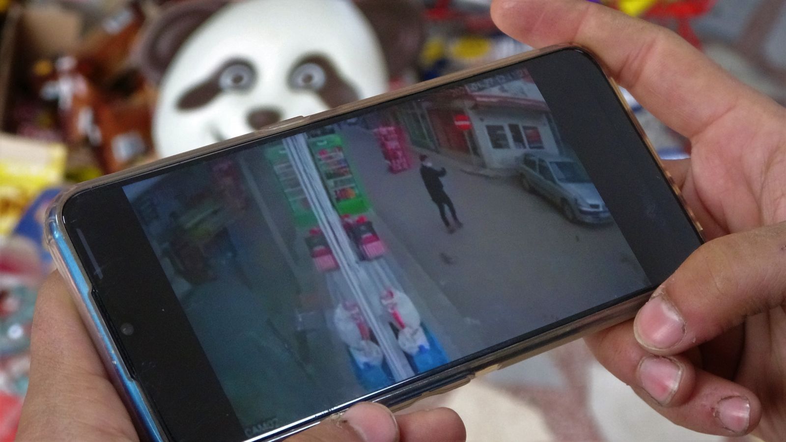 Rüzgarda sürüklenen cips standının peşinden depar attı