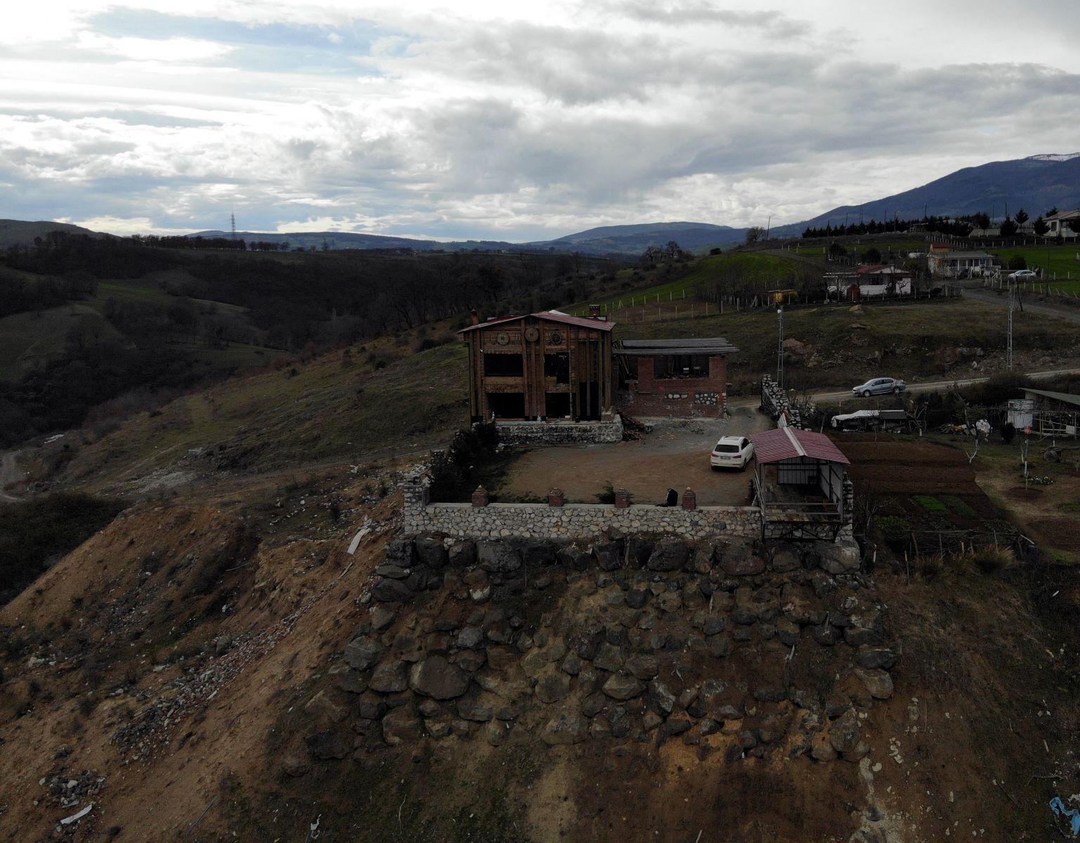 Yamacın başına yaptığı kale ile koronadan korunuyor