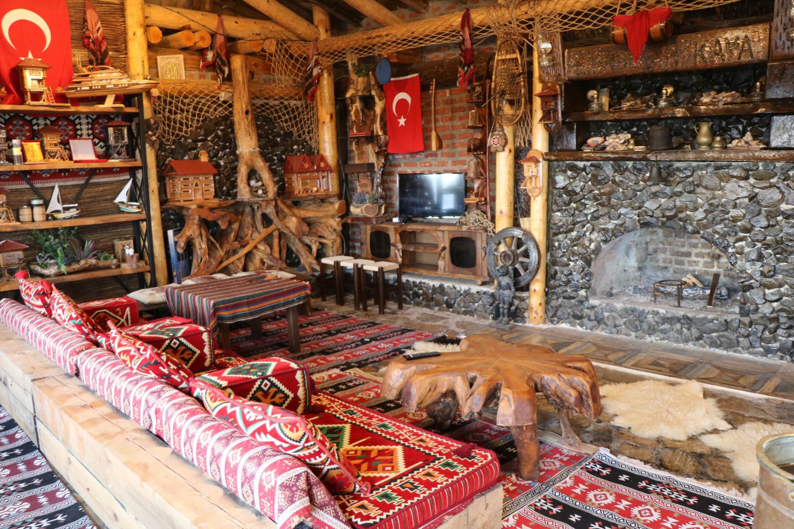 Yamacın başına yaptığı kale ile koronadan korunuyor