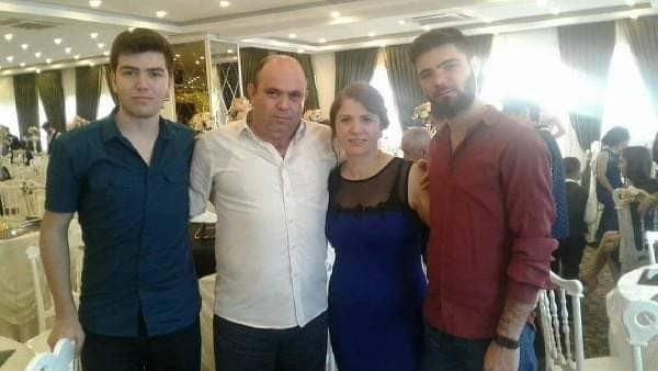 Anne, babası ve kardeşini toprağa verdi