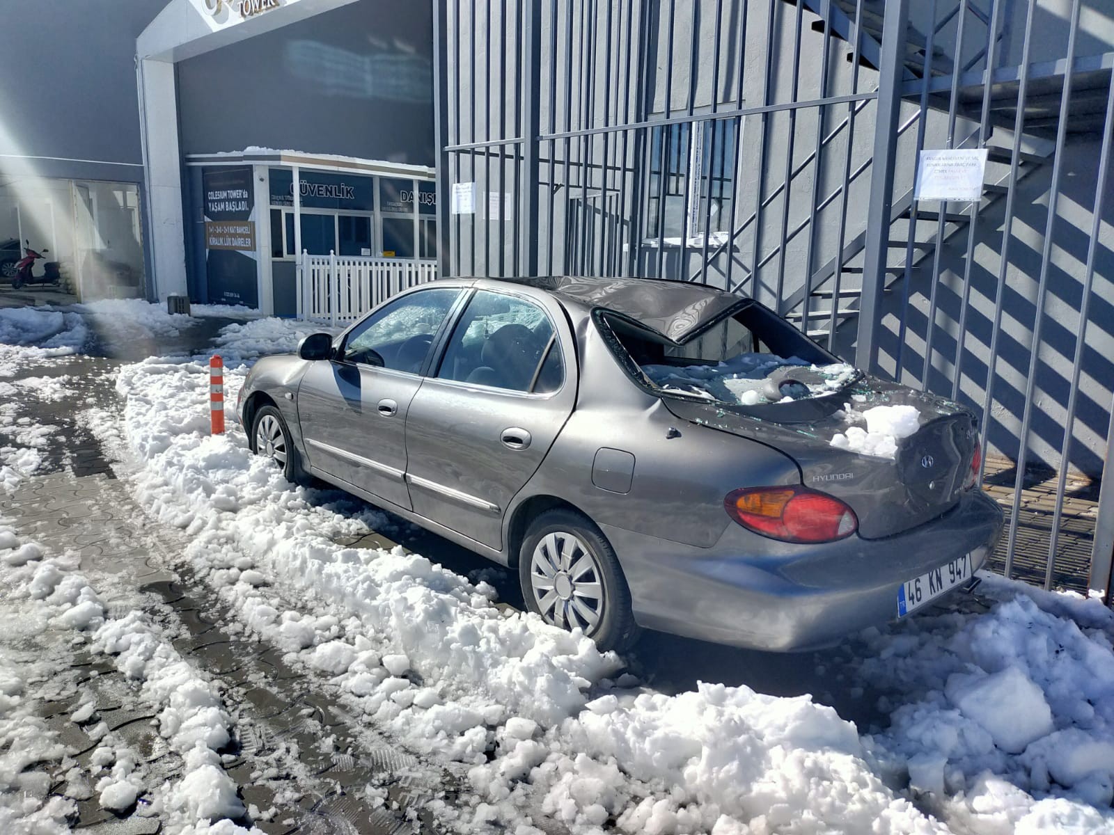Çatıdaki kar kütlesi otomobili hurdaya çevirdi