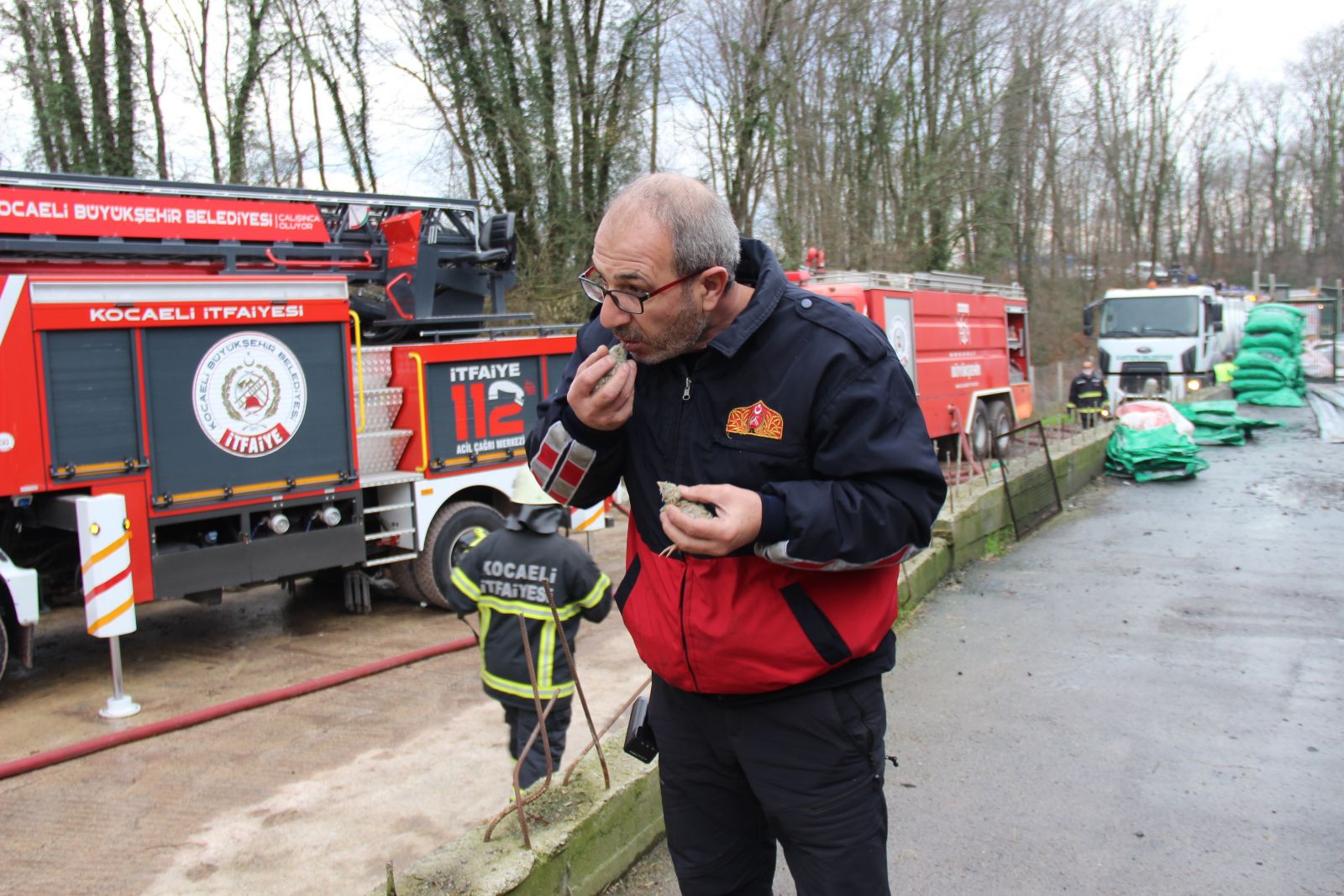 56 bin civcivin bulunduğu çiftlikteki yangında duygulandıran görüntüler