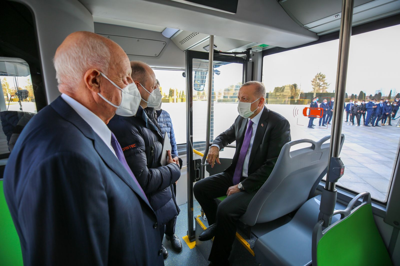 Cumhurbaşkanı Erdoğan, elektrikli sürücüsüz otobüsü test etti