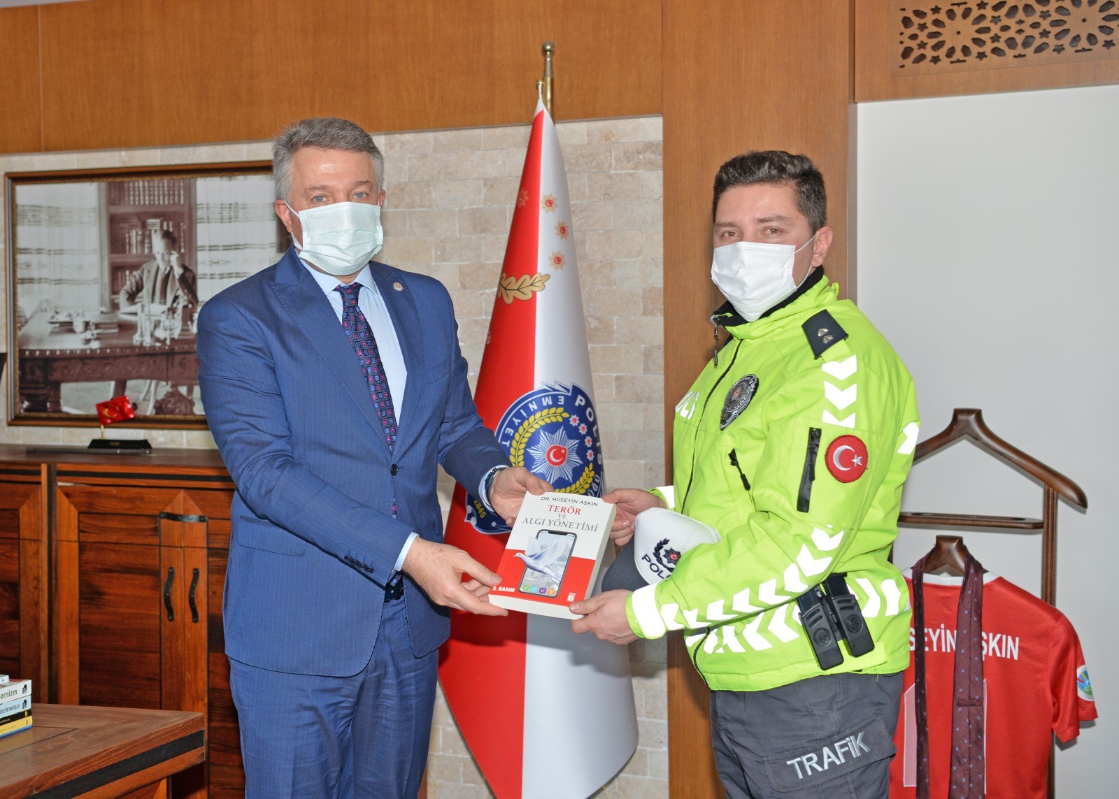 İzmir'de beline kadar suya girip vatandaşlara yardım eden polise ödül