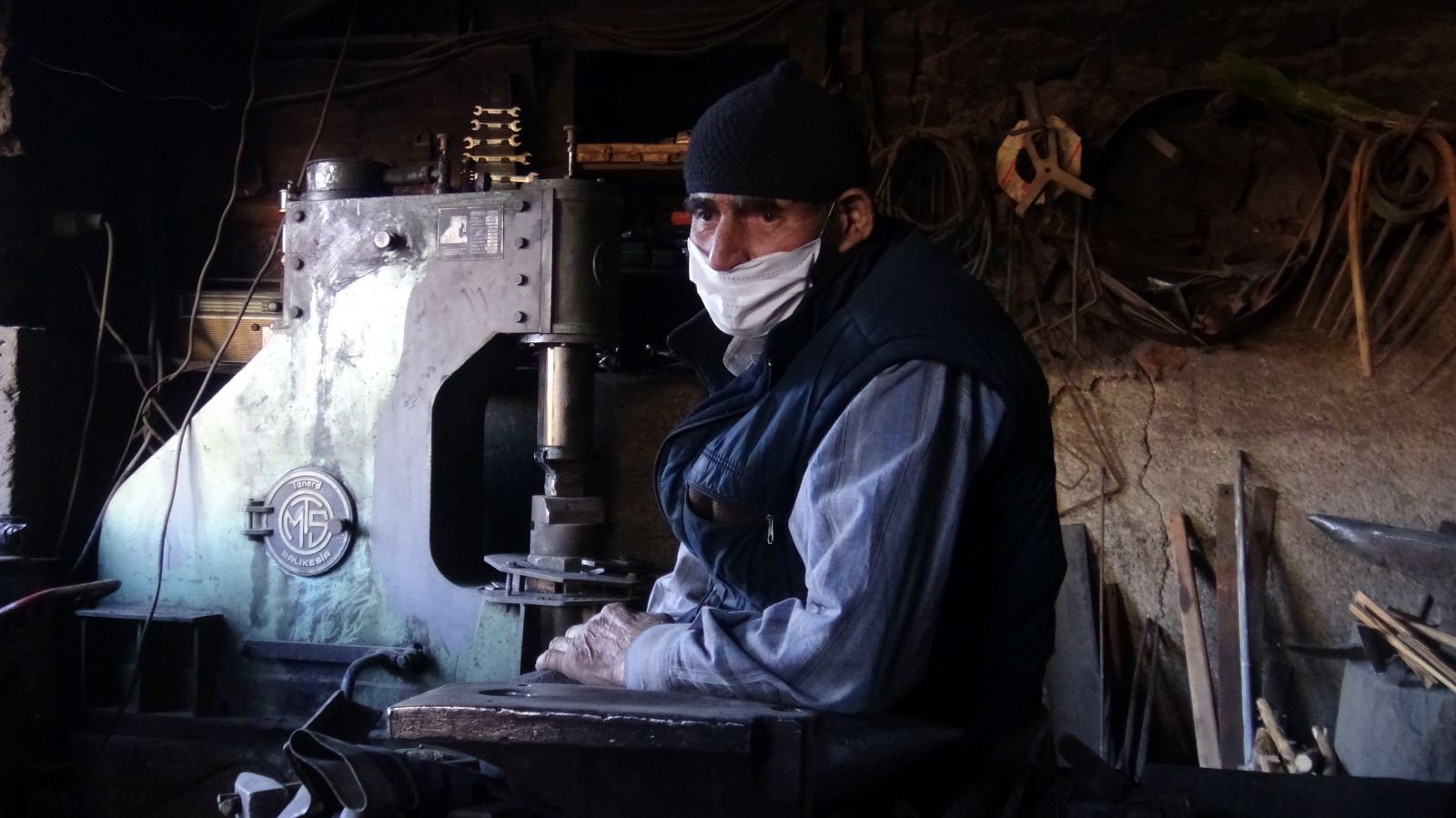 63 yıldır ekmeğini ateş ve örsten çıkarıyor