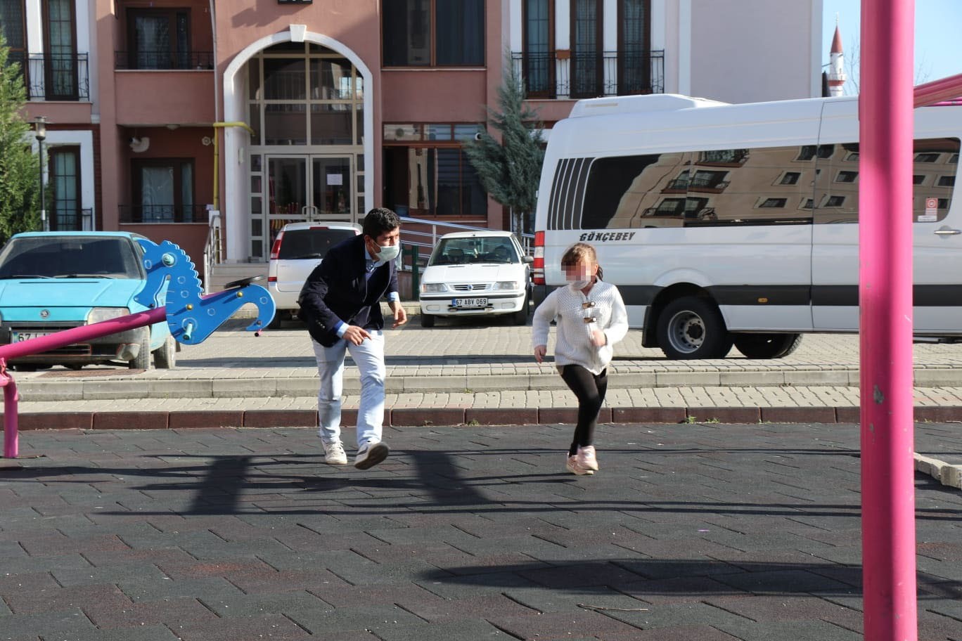 Haciz yoluyla kızını alan baba çocuklar gibi eğlendi