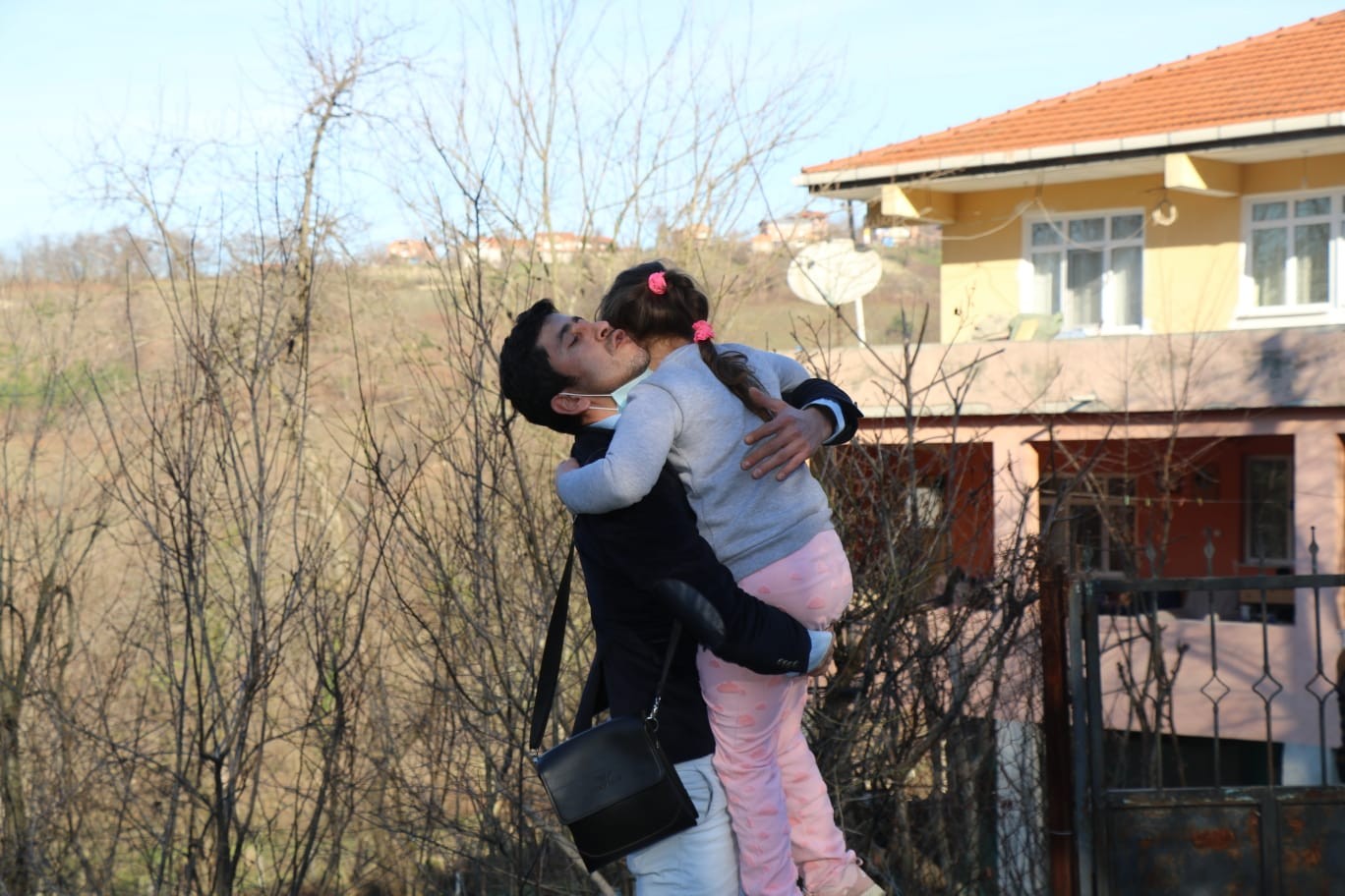 Haciz yoluyla kızını alan baba çocuklar gibi eğlendi
