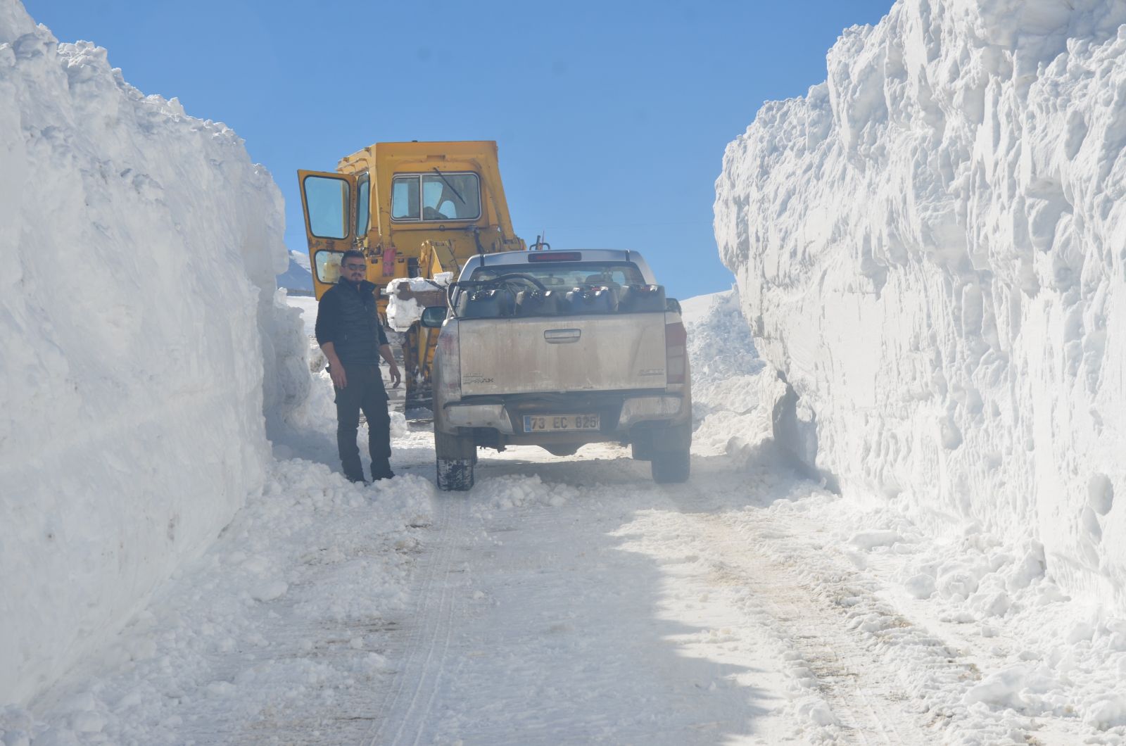 Kar kalınlığı 5 metreye ulaştı: Eksi 30 derecede yol açma çalışmaları sürüyor
