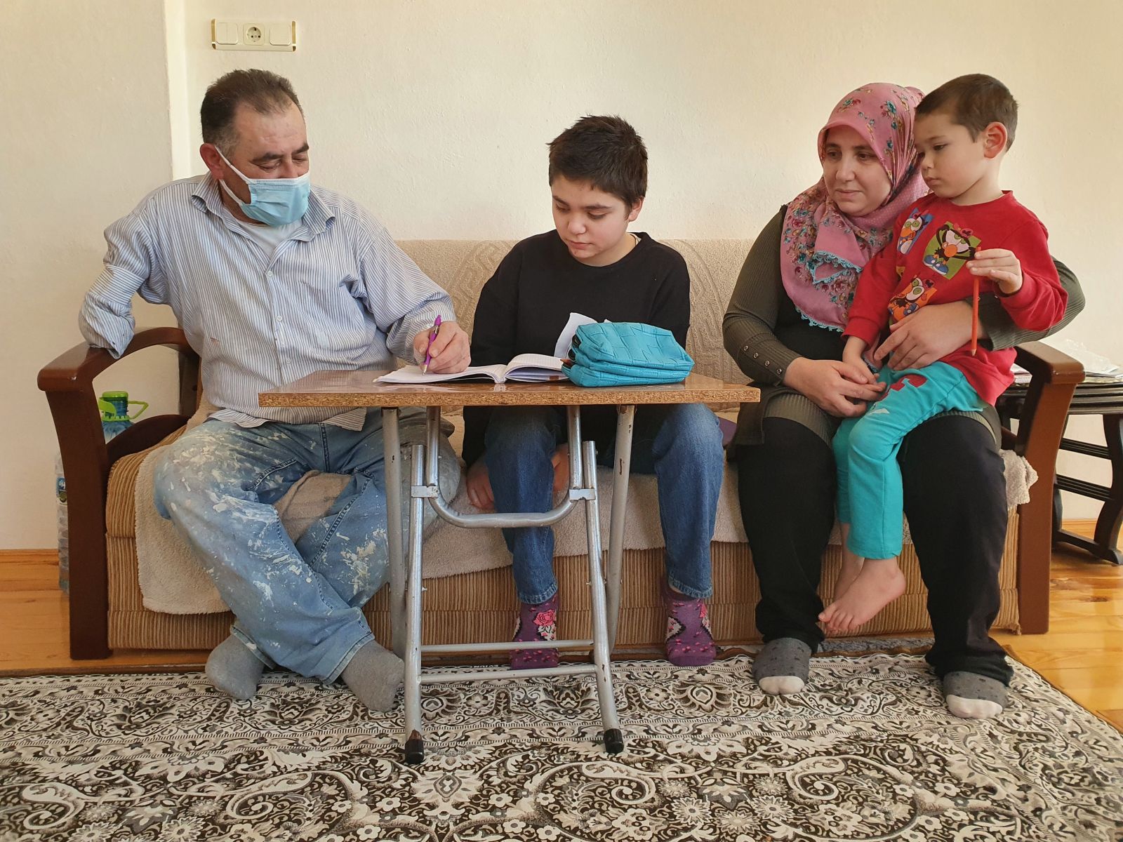 Tek koluyla hasta kızını yaşatabilmek için inşaatlarda çalışıyor