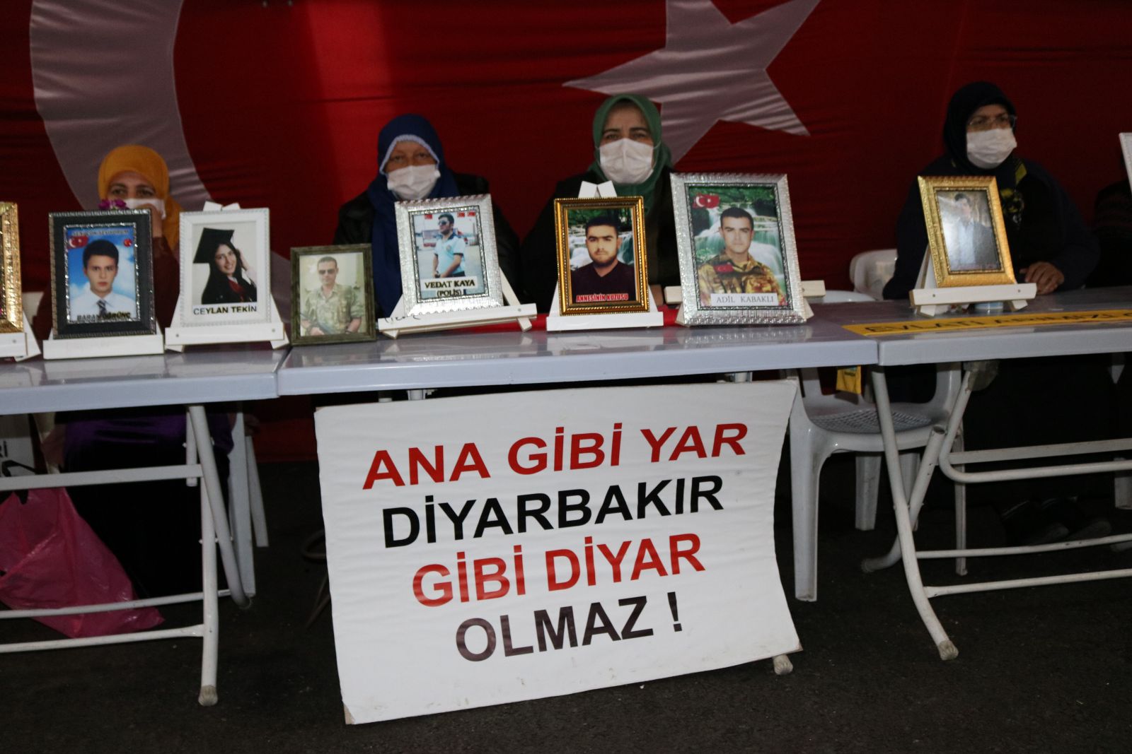 Evlat nöbetindeki ailelerden Twitter'ın hesaplarını kapatmasına tepki