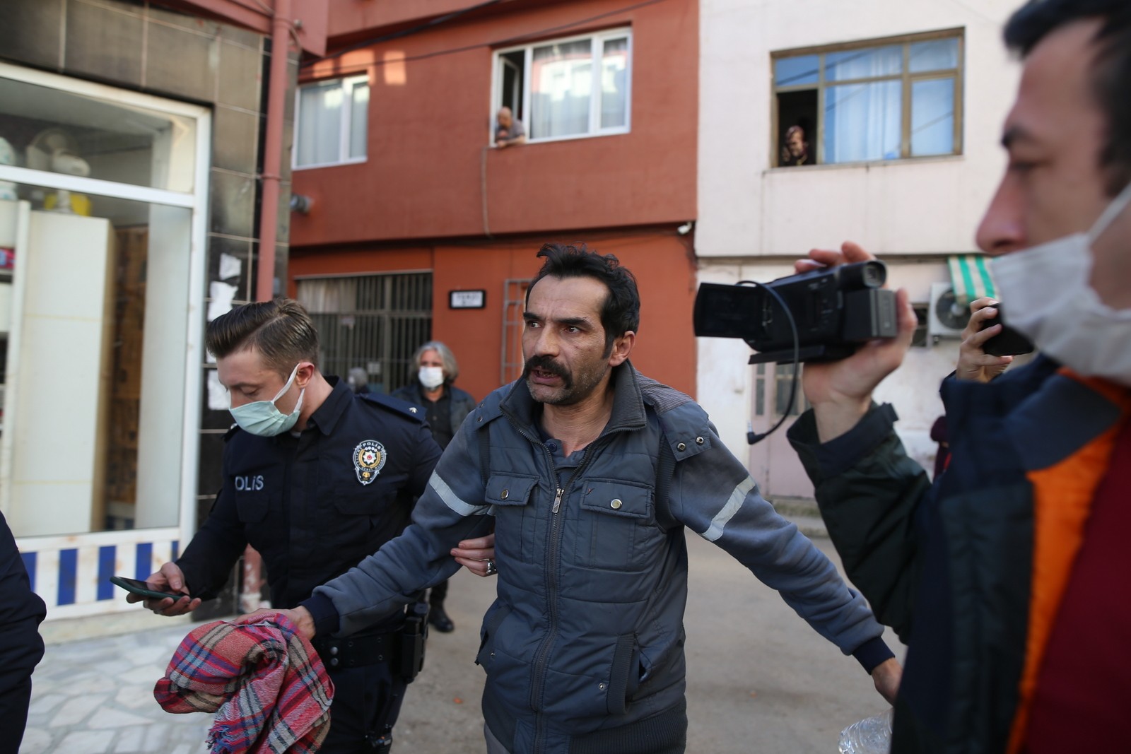 Küçük çocuk dehşeti yaşadı, korkmasın diye yakını gözlerini kapadı