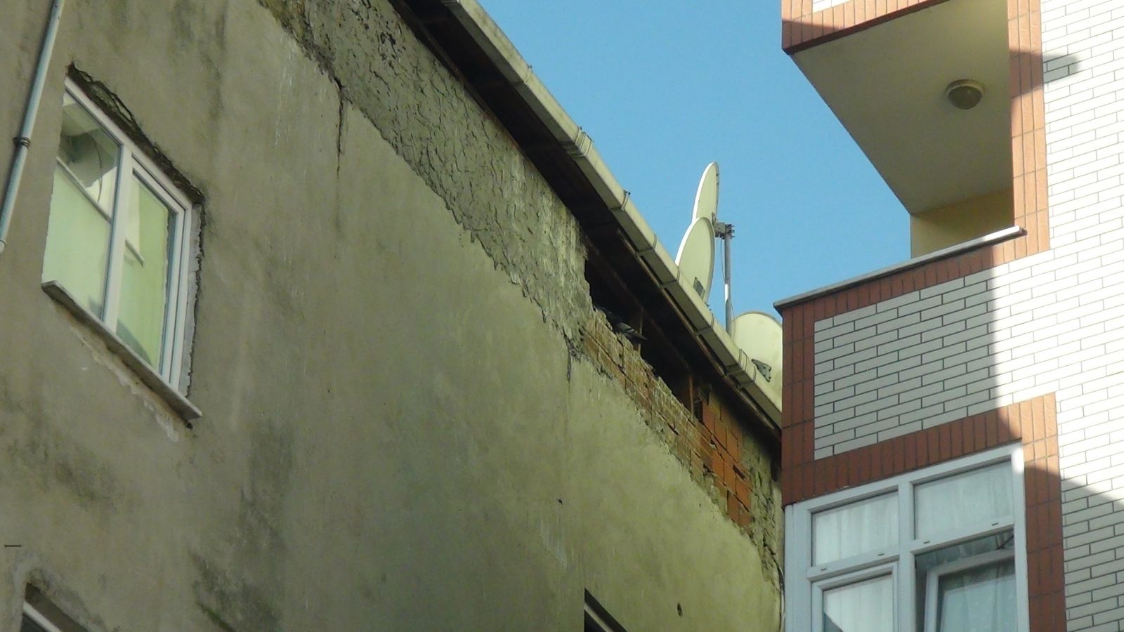 İstanbul’da feci olay: Çatı katından düşen kadın öldü