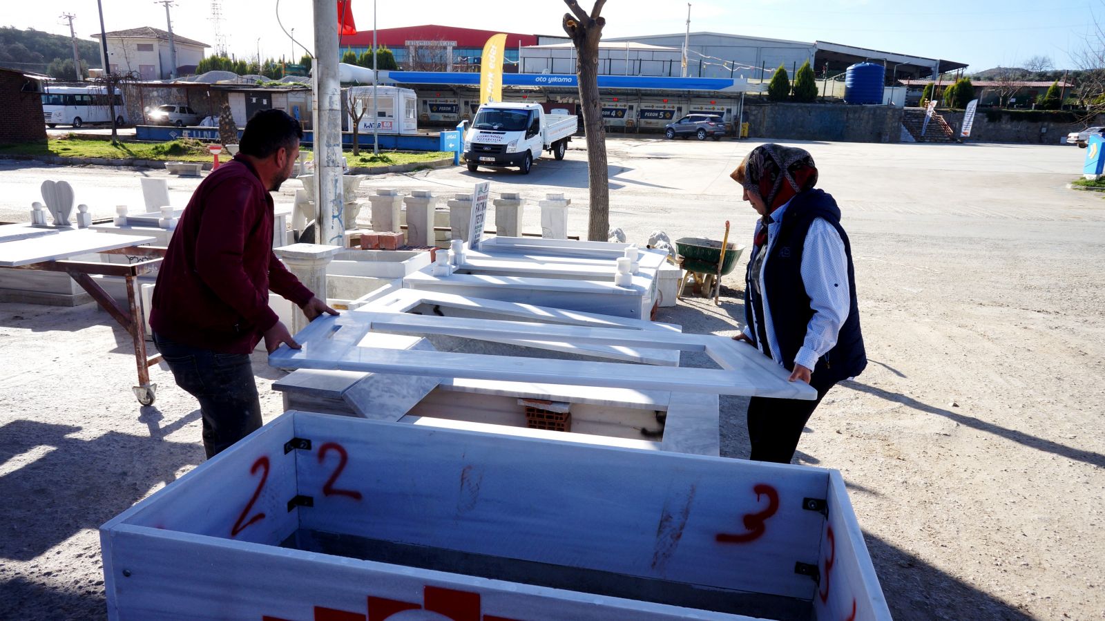 Kadın mezarcıdan vatandaşlara çağrı: Evde kalın bize iş çıkarmayın