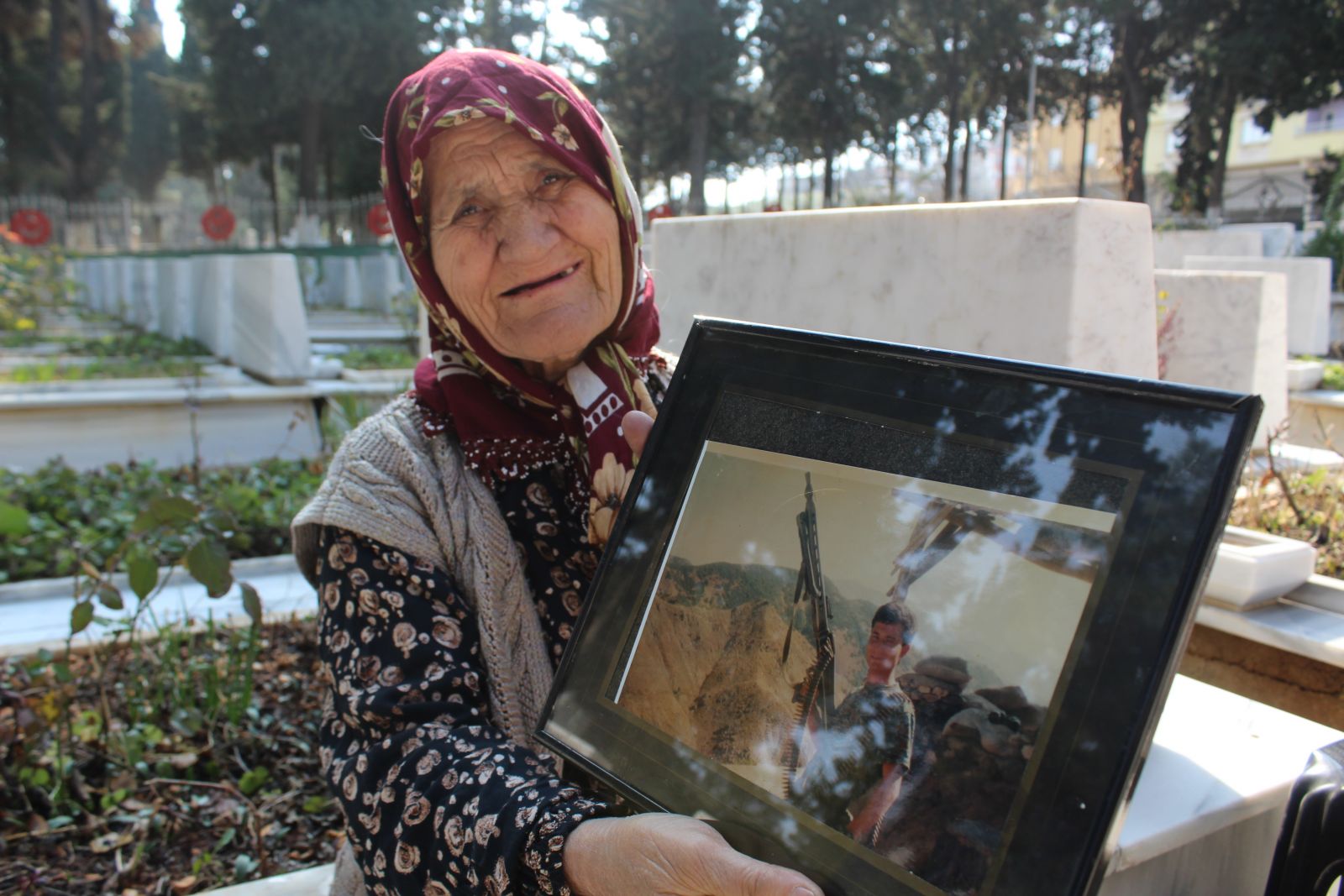 Alzaymır hastası anne her şeyi unuttu, şehit oğlunu unutmadı Alzaymır hastası anne her şeyi unuttu, şehit oğlunu unutmadı