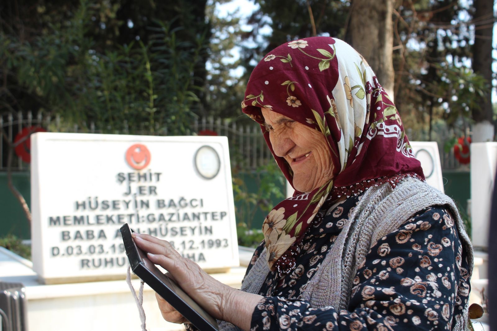 Alzaymır hastası anne her şeyi unuttu, şehit oğlunu unutmadı Alzaymır hastası anne her şeyi unuttu, şehit oğlunu unutmadı