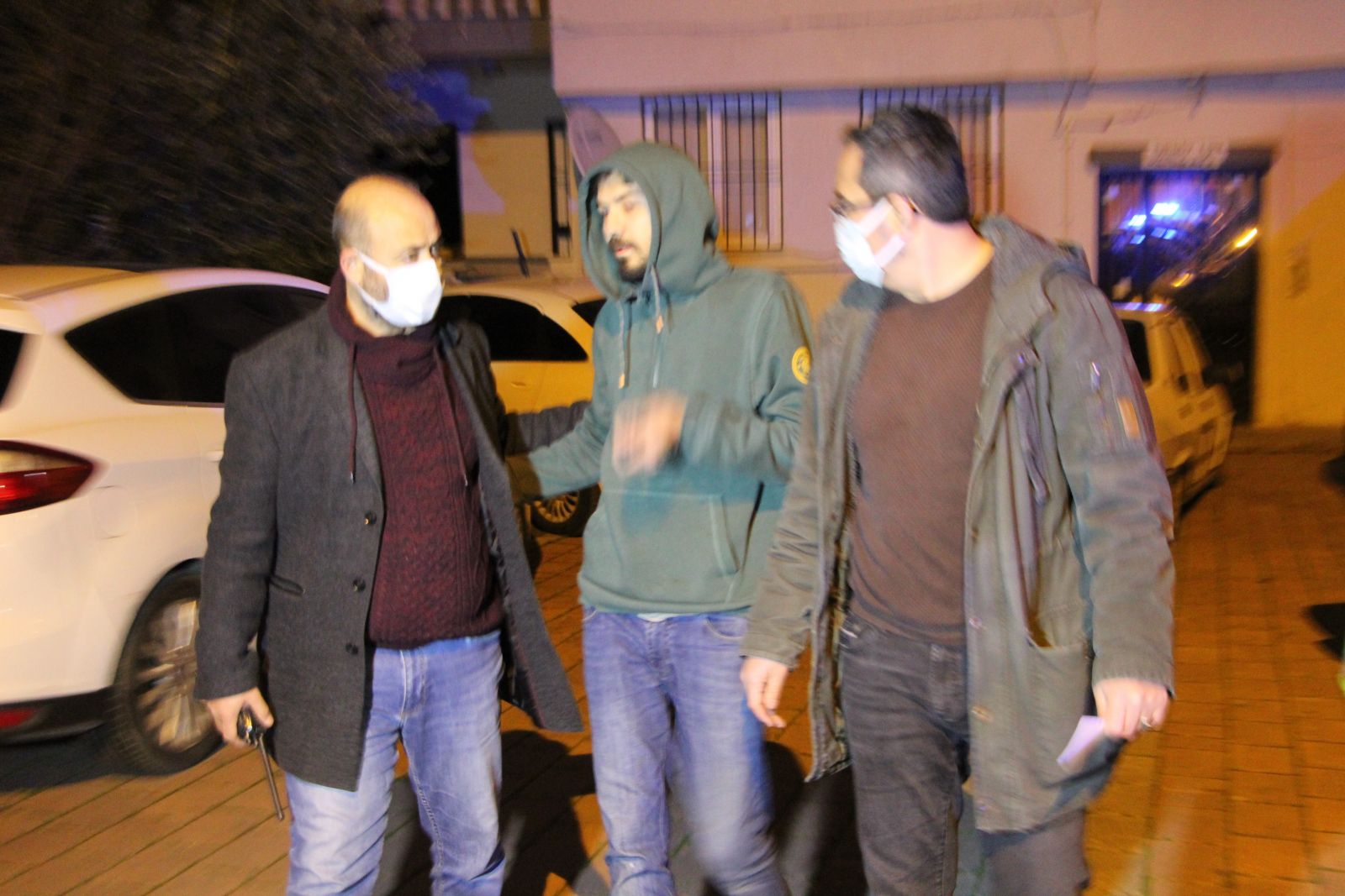 Uyurgezer hırsız polisin pes etmeyeceğini anlayınca uykusundan uyandı