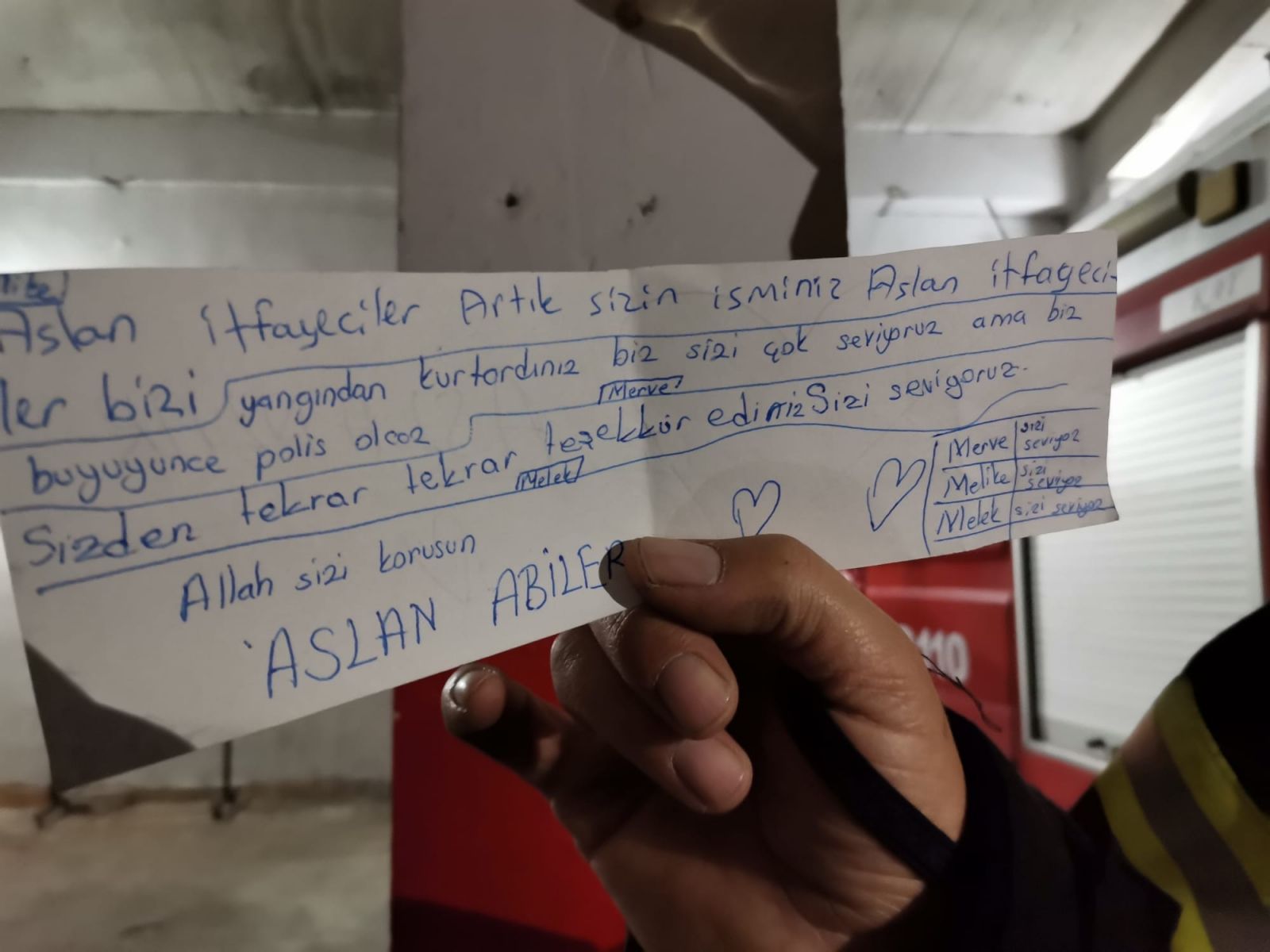 Çocuklardan itfaiyecilere tebessüm ettiren not