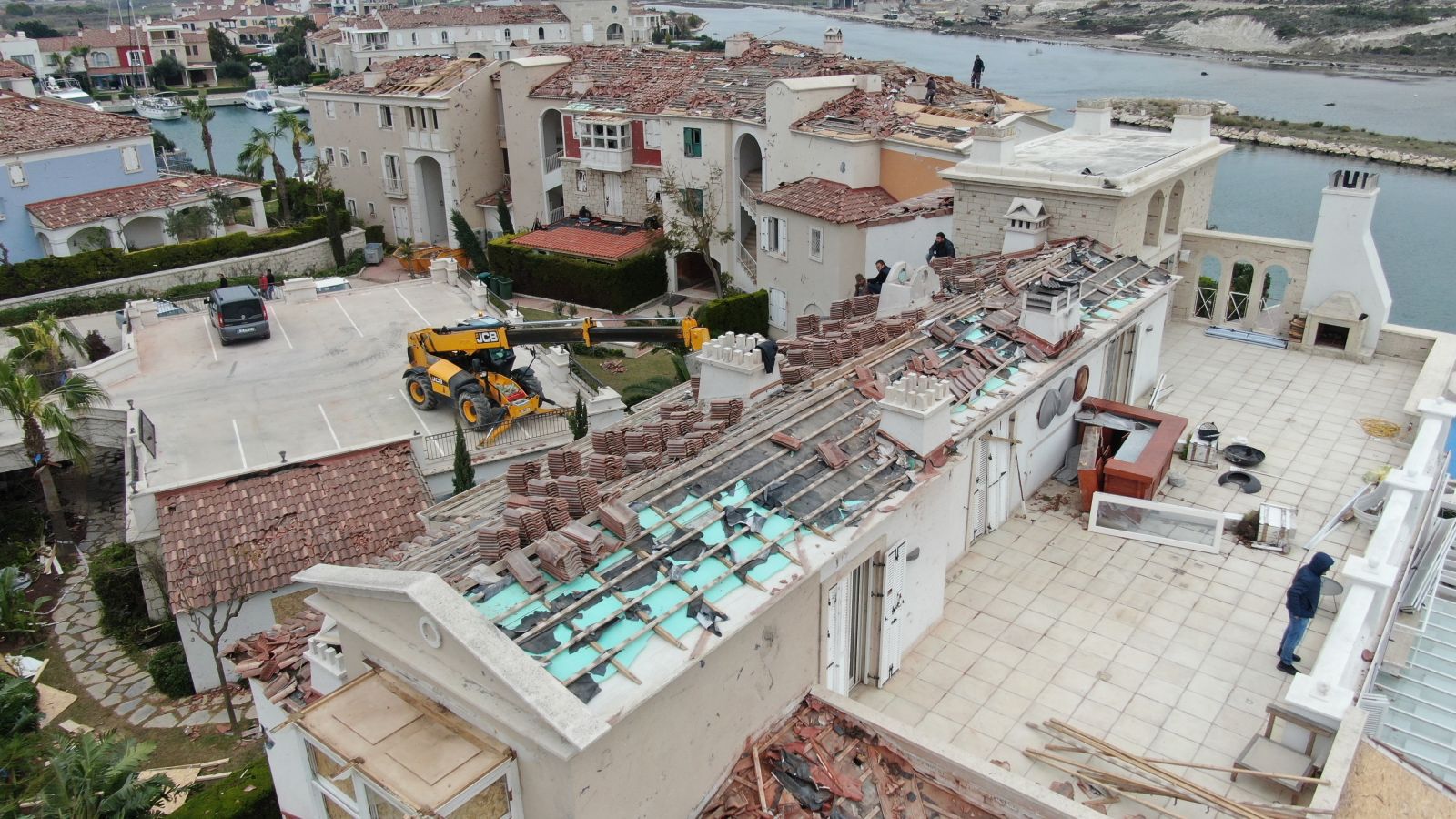 Çeşme'de hortumun yaraları sarılıyor