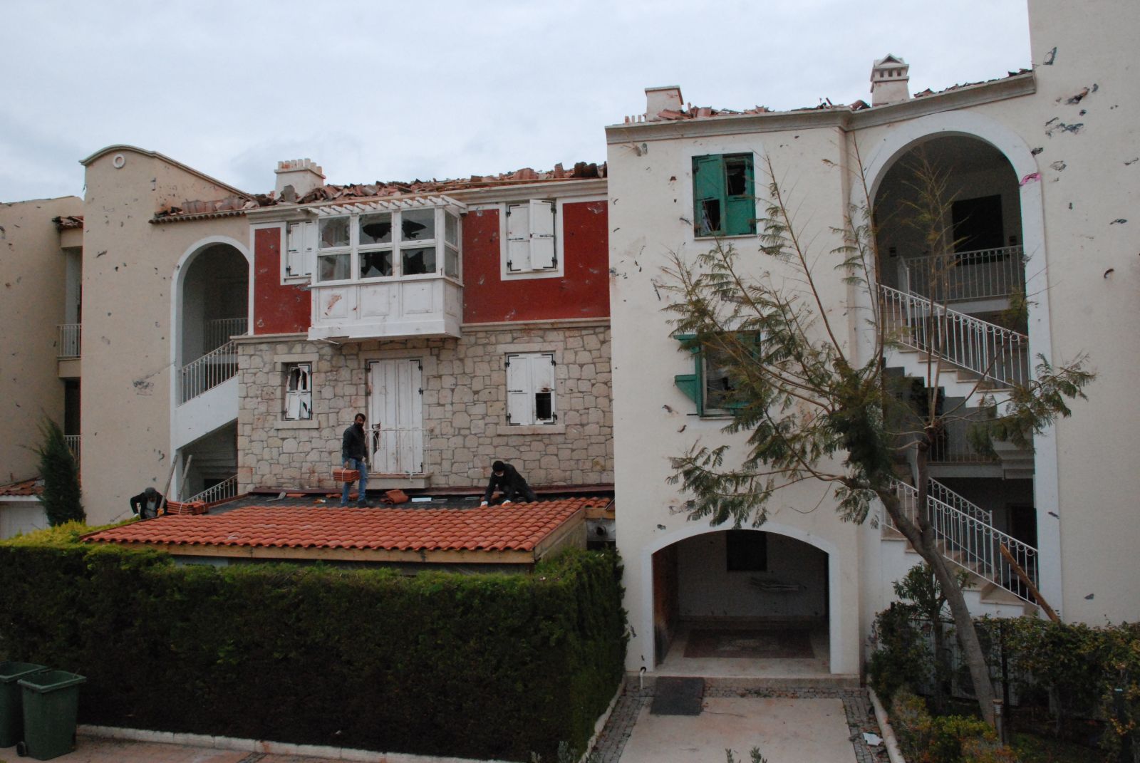 Çeşme'de hortumun yaraları sarılıyor