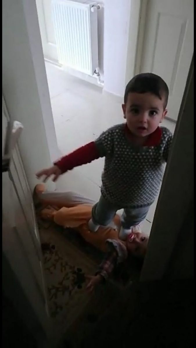 Minik ikizlerin kapı açma numarası şoke etti