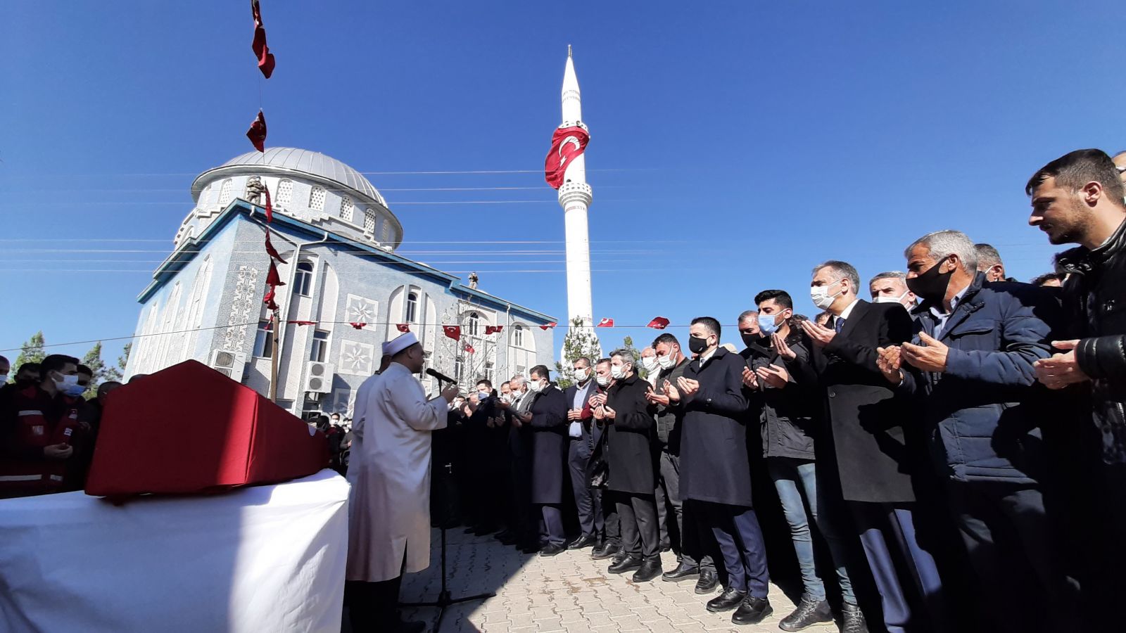 Şehit yakınları tabutun başında 'şehitler ölmez vatan bölünmez' sloganı attı