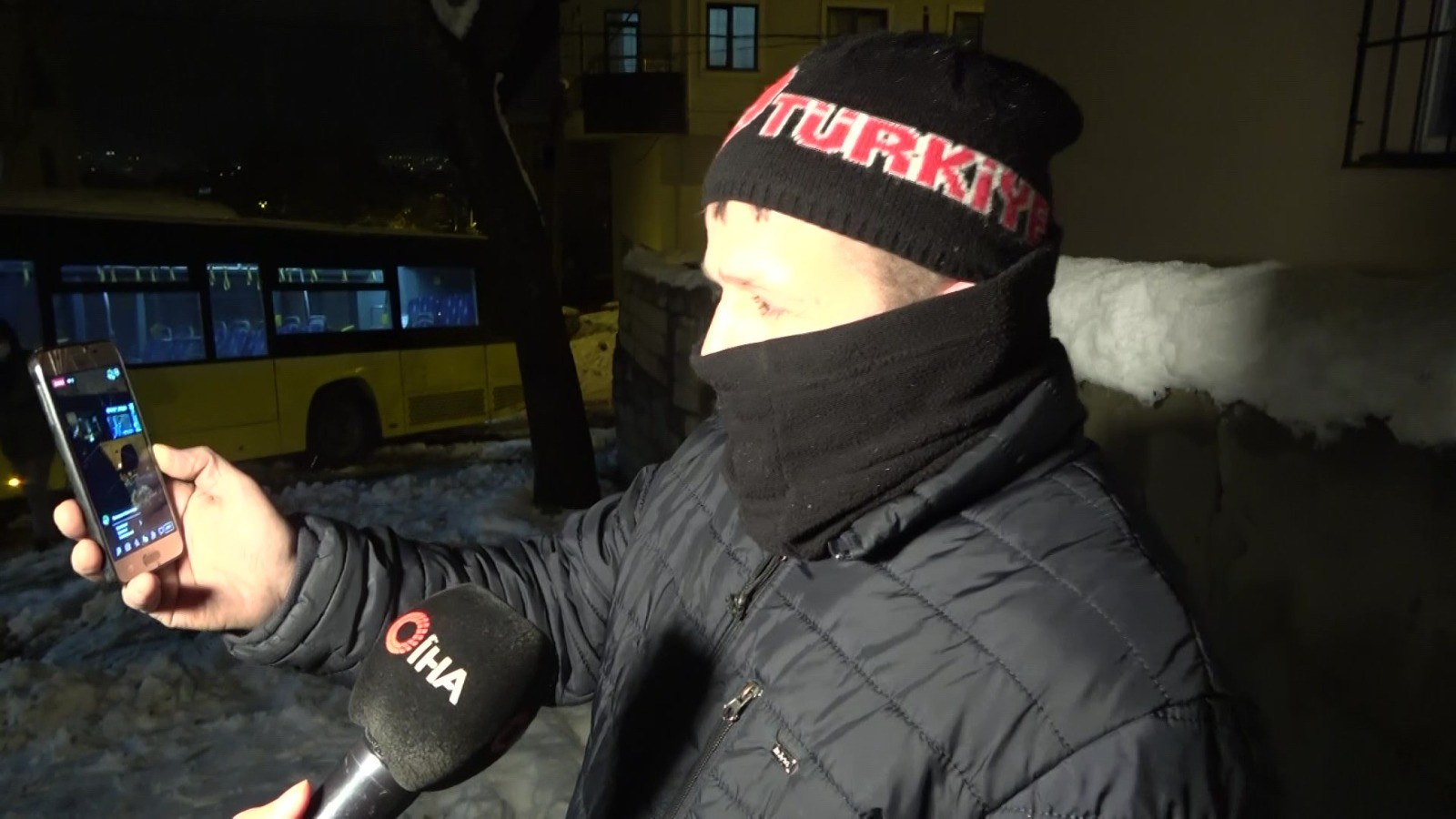 İETT otobüsü mahsur kaldı: Vatandaş canlı yayın yaptı İETT otobüsü mahsur kaldı: Vatandaş canlı yayın yaptı