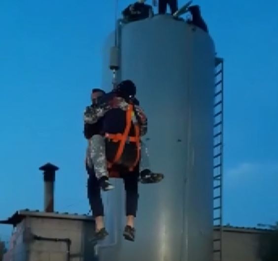 Boyamak için girdiler, kokudan bayıldılar! Su deposunda 15 saat süren esaret