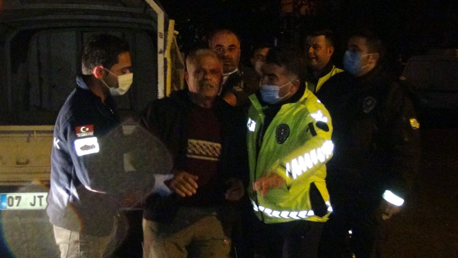 Kazada kulağı kopan araç sürücüsü, aracını bırakıp ambulansa binmemek için direndi
