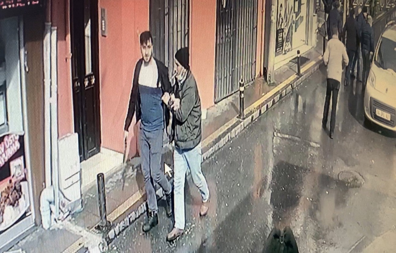 Ortaköy’de aralarında husumet olan 2 kardeş sokak ortasında birbirini bıçakladı