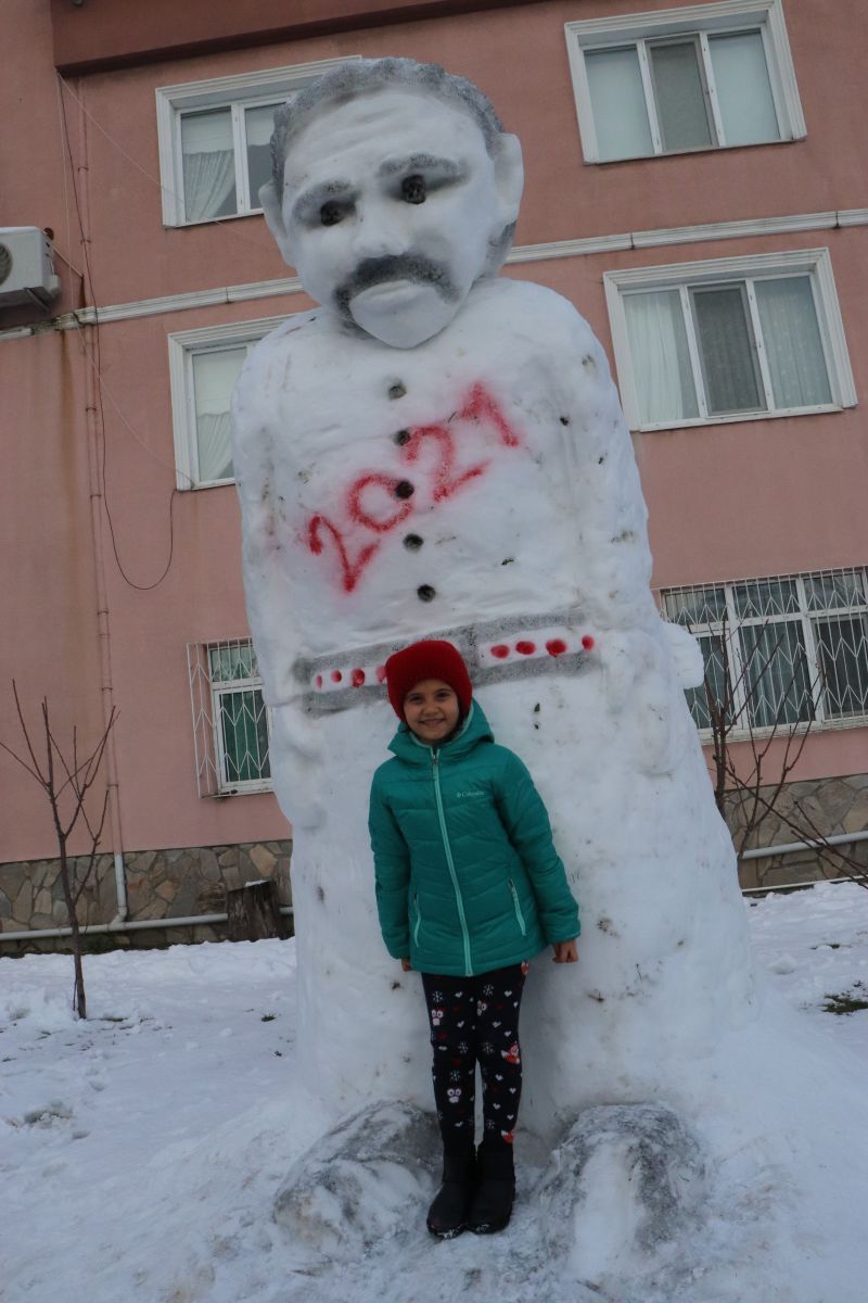 4 metre uzunluğunda dev kardan adam yaptılar