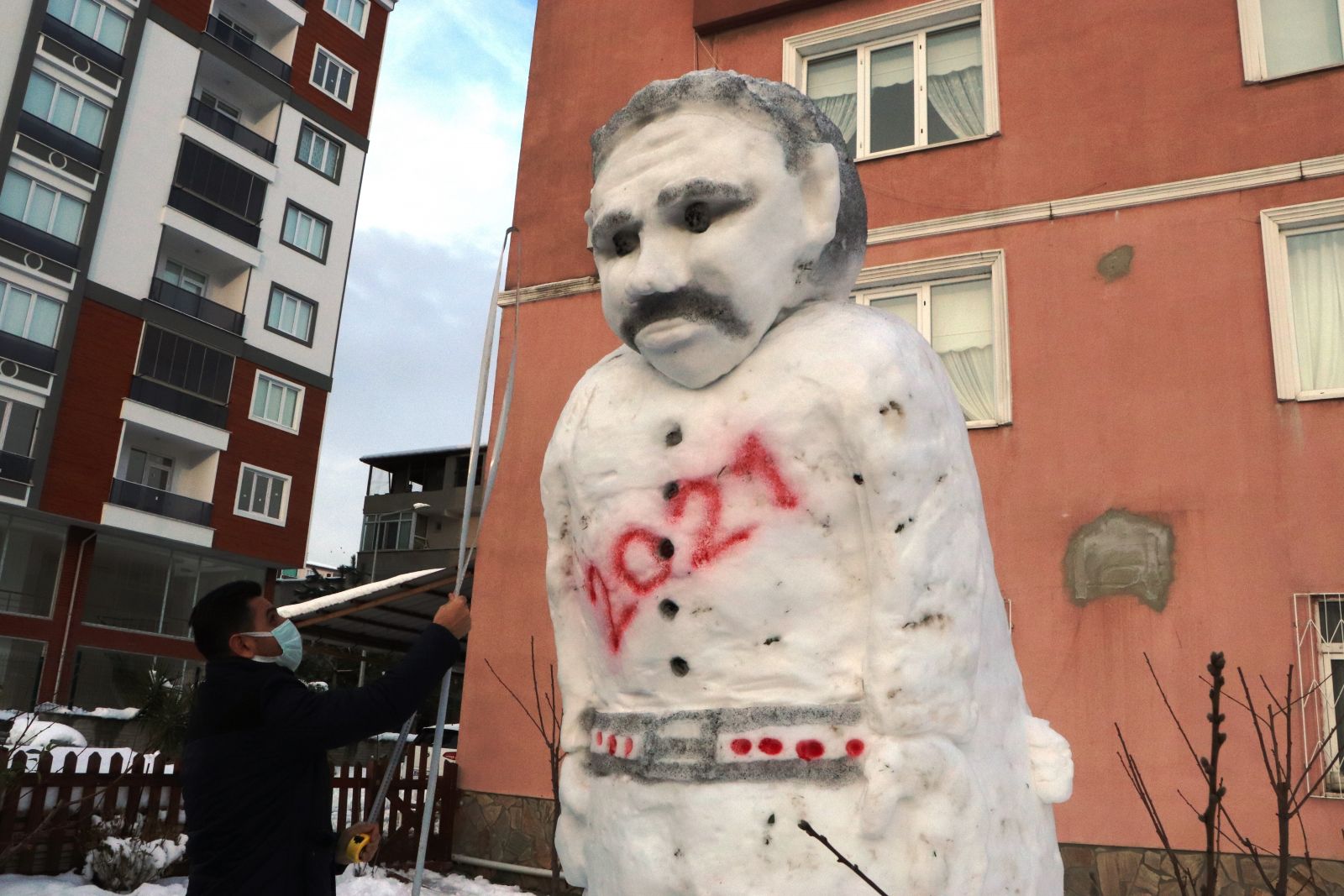 4 metre uzunluğunda dev kardan adam yaptılar