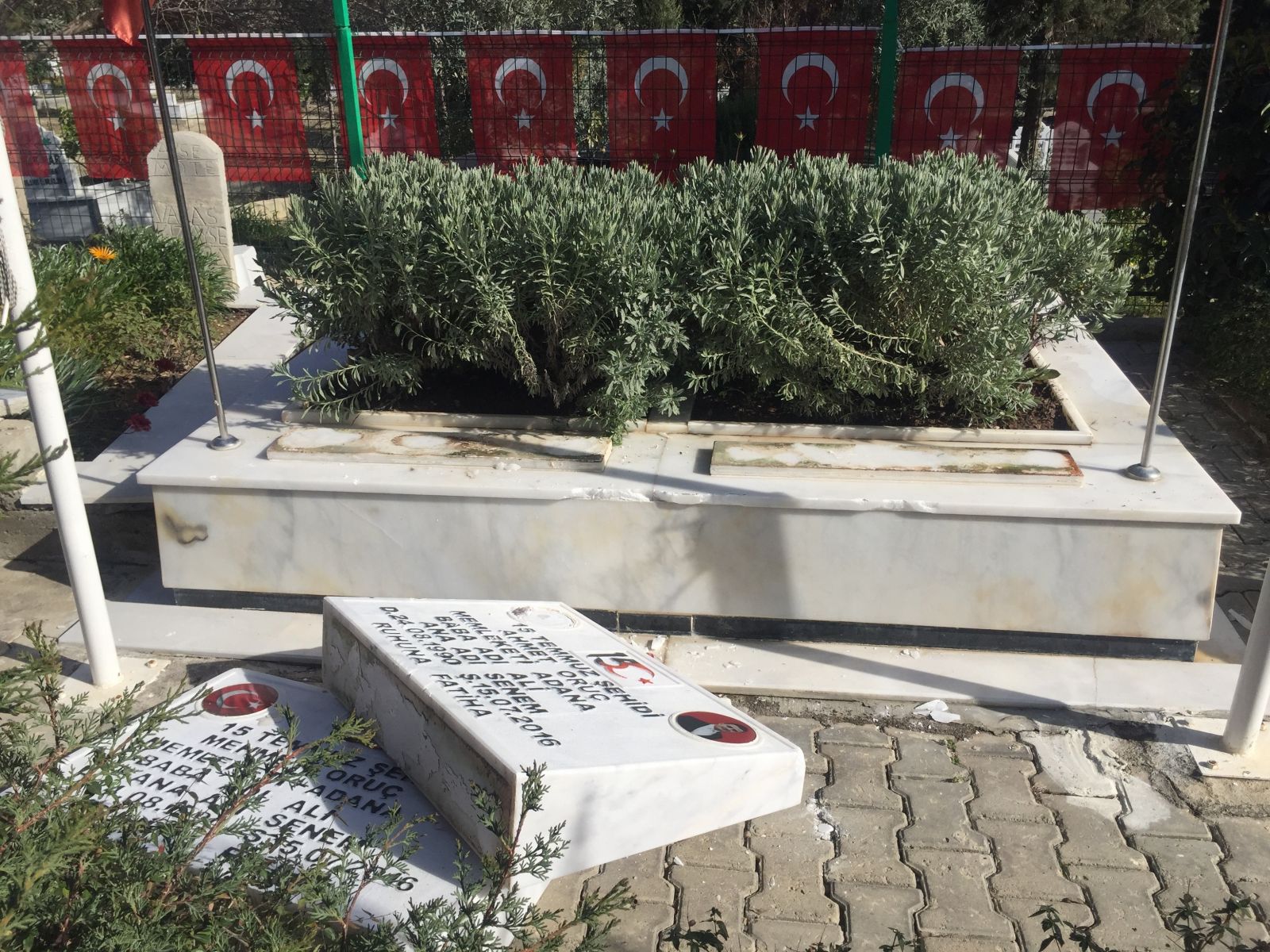 15 Temmuz şehidi ikiz polislerin mezarlarına alçak saldırı