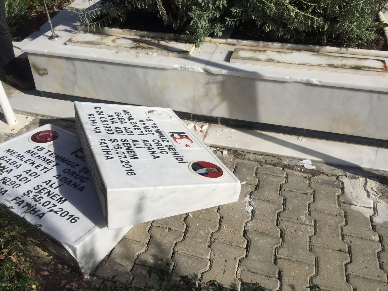 15 Temmuz şehidi ikiz polislerin mezarlarına alçak saldırı