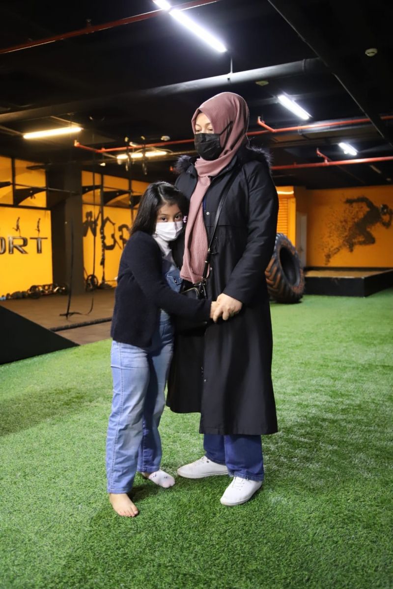 Çöken binanın enkazından kurtarılan 7 yaşındaki Azra artık yürüyebiliyor