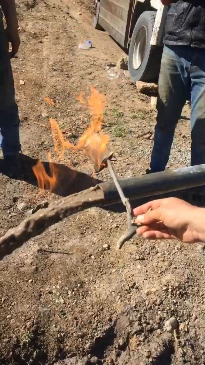 Borudan hem su aktı hem alev yükseldi