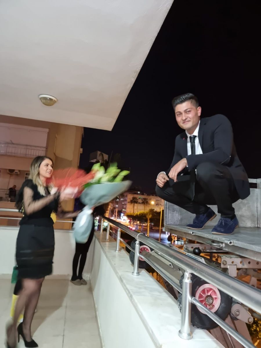 Alanya’da damat kız istemeye mobil asansörle geldi