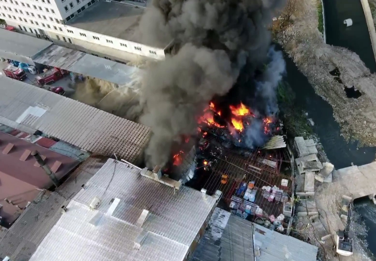 Küçükçekmece'de geri dönüşüm tesisinde yangın