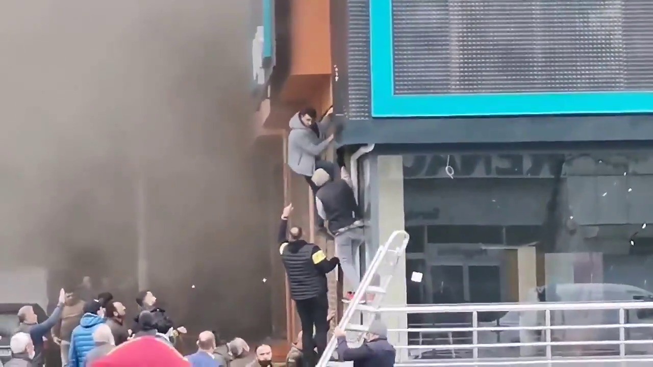 İşçinin zor anları! Alevlerden kaçış