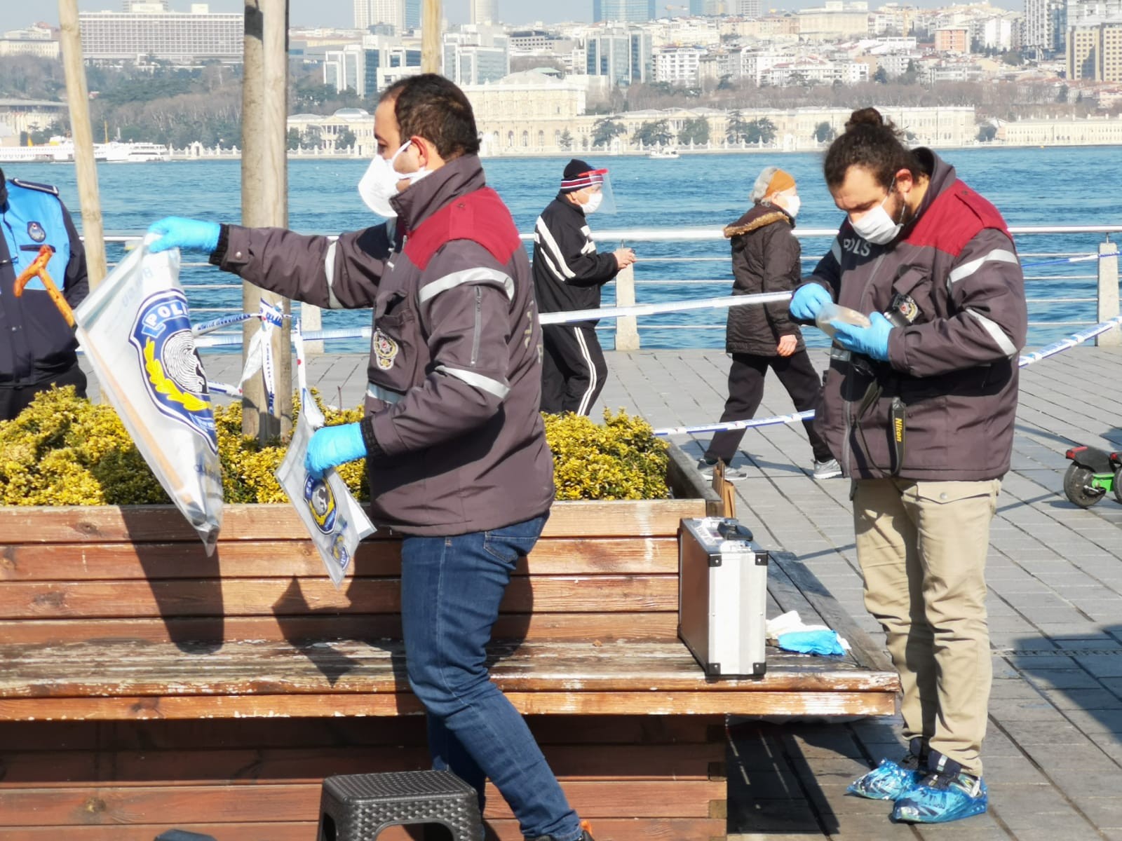 Üsküdar’da yaşlı adam bankta otururken tabancayla intihar etti