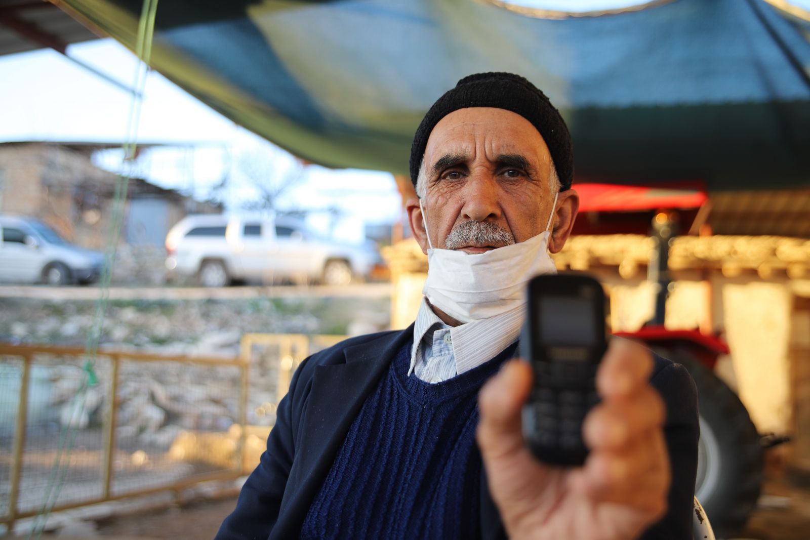 Bu köy 3 ilin ortasında ama telefonlar çekmiyor, vatandaşlar yollara düşüyor
