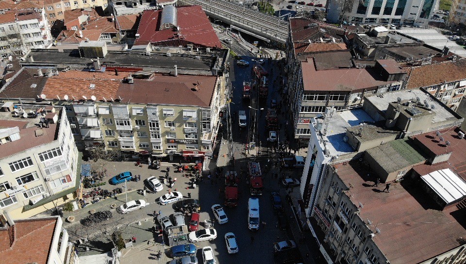 Kartal'da 6 katlı binada korkutan yangın